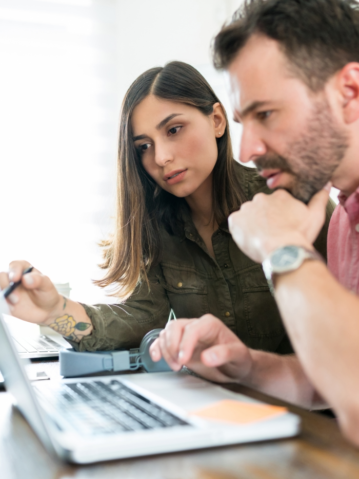 Žena a muž, kteří mají díky Webglobe přístup k MS Exchange Online