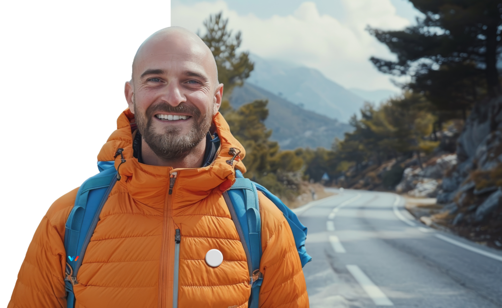 Zaměstnanec Webglobe v oranžové bundě, který rád chodí na túry